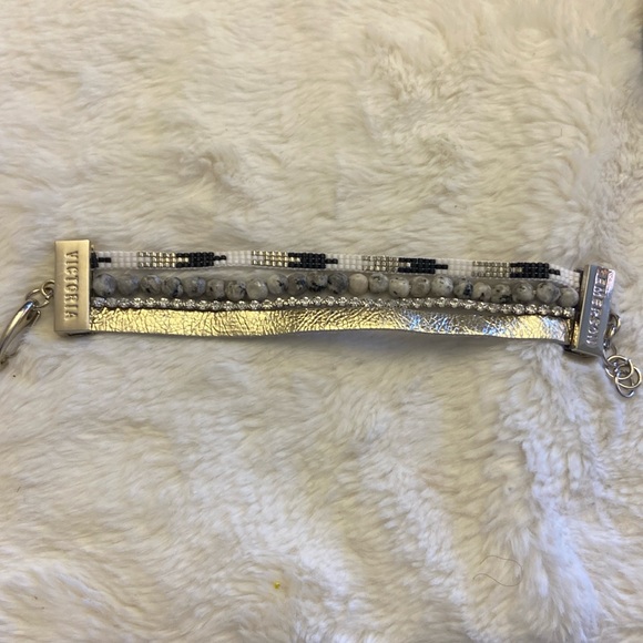 ⭐️ Victoria Emerson Beaded Silver tone bracelet - Picture 3 of 3